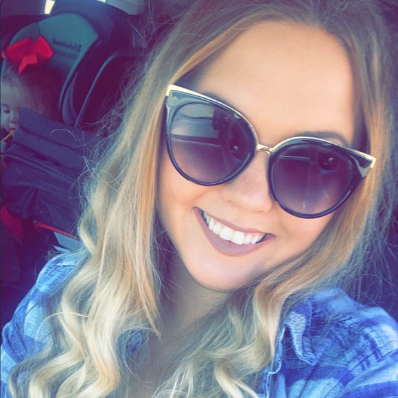 Meet your Posher, Shelbie - Picture 3 of 3